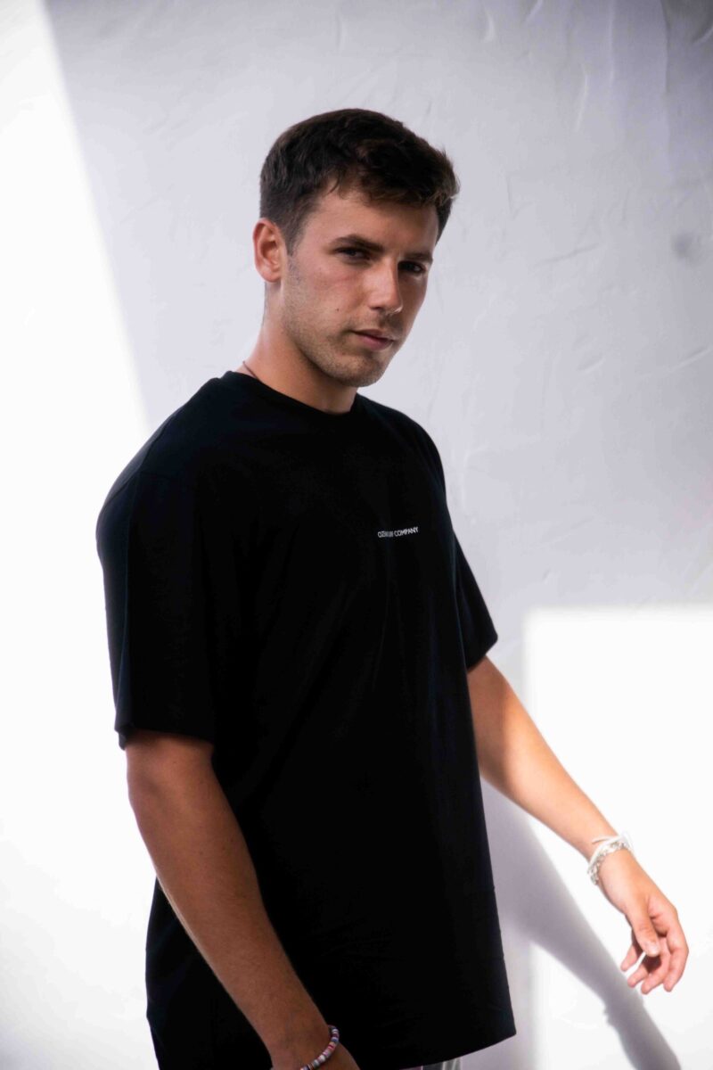 camiseta negra